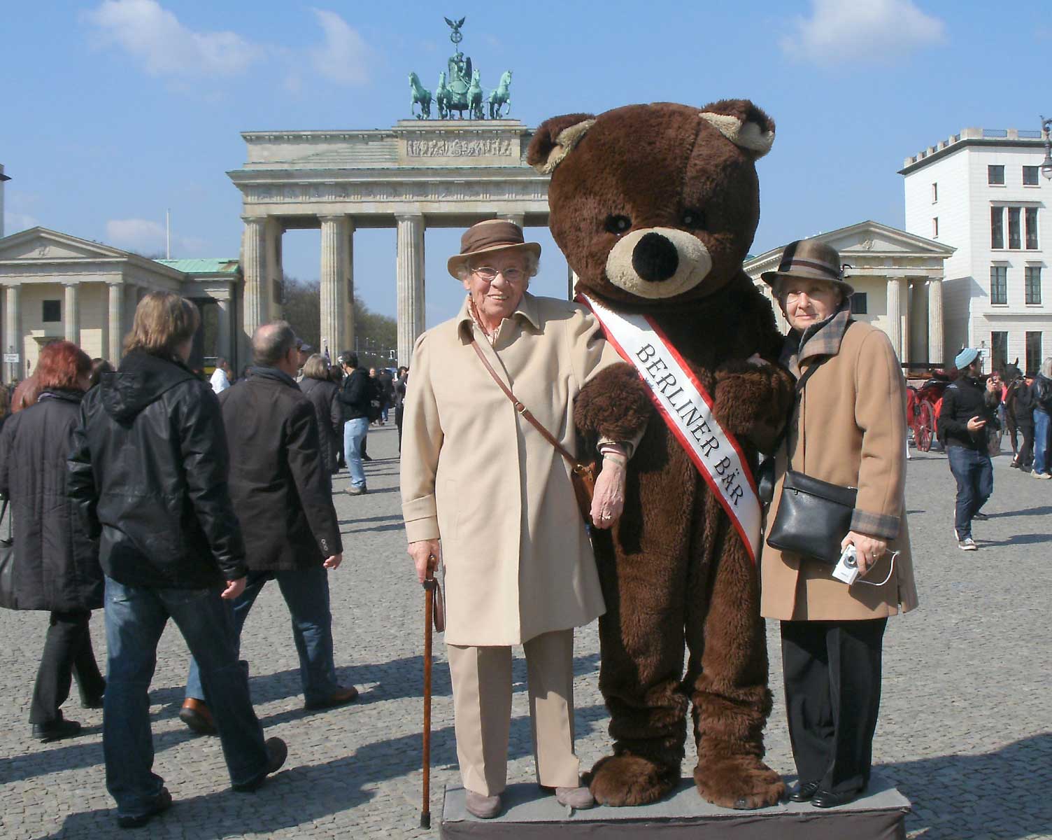 Zwei ältere Frauen mit Berliner Bär am Brandenburger Tor