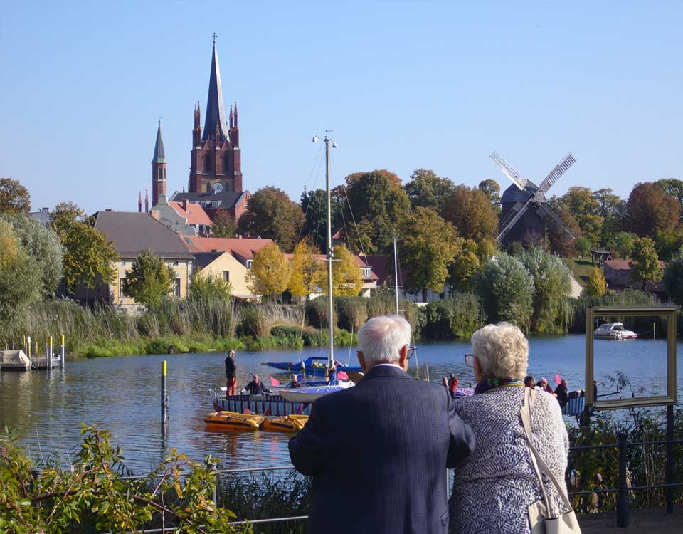 Älteres Paar bei einem Ausflug mit Blick auf die Kirche in Werder